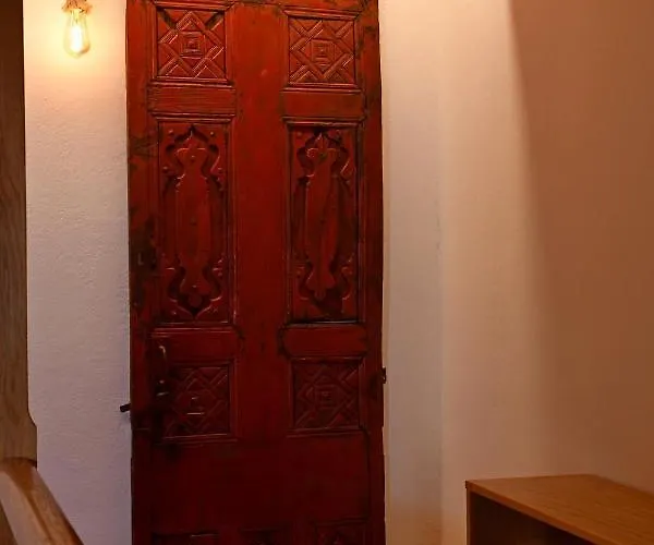 The Three Story Old Town House 펜션